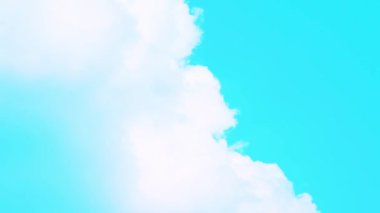 Cumulus bulutları parlak gökyüzü karşı