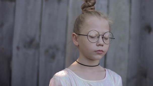 Fille avec de beaux cheveux et lunettes rondes bains de soleil sur le soleil avec les yeux fermés — Video