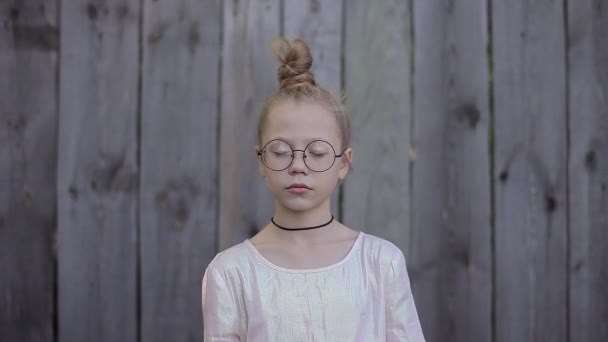 Girl in a Mysterious Dramatic Look is Breathing by Summer Air — Stock Video