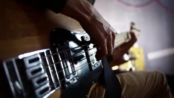 Músico tocando la guitarra baja — Vídeos de Stock