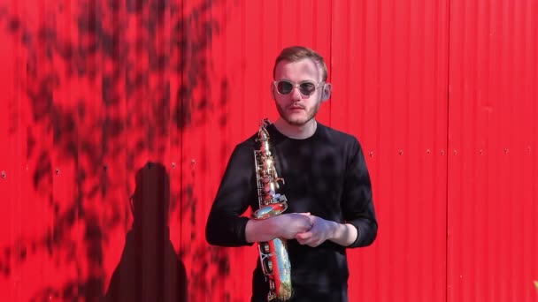 Portret van een muzikant met een saxofoon — Stockvideo