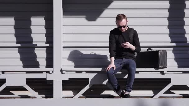 Voyageur sur une station utilisant un smartphone — Video