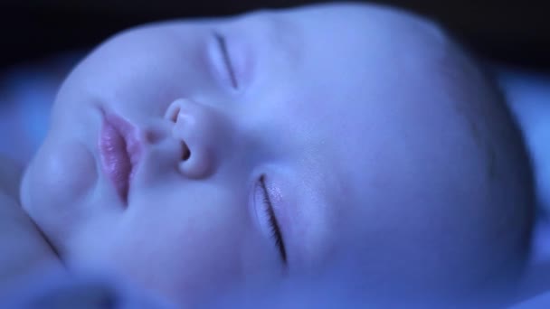 Bayi kecil yang lucu tidur di malam hari — Stok Video