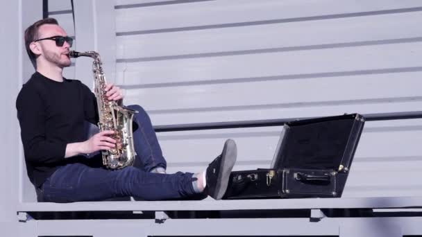 Вуличний музикант грає саксофон — стокове відео
