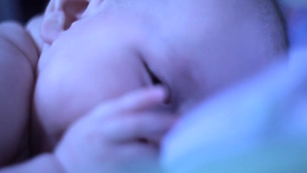Трехмесячная малышка жует пальцы — стоковое видео