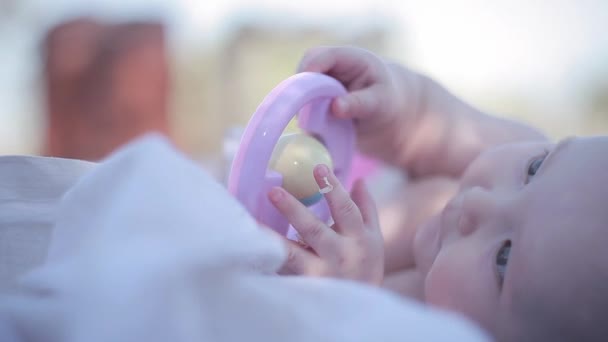 Três meses bebê joga e olha para o céu — Vídeo de Stock