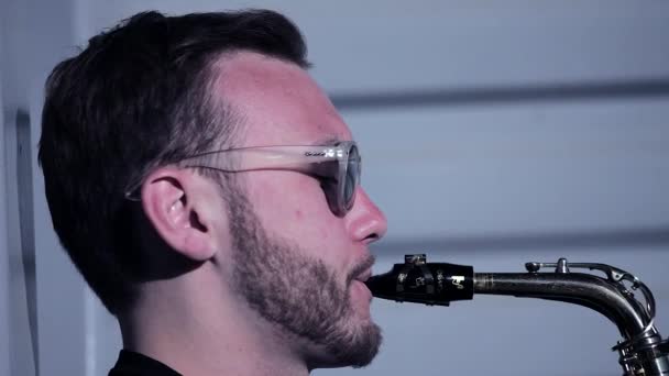 Un musicien joue du saxophone en deux - Face — Video