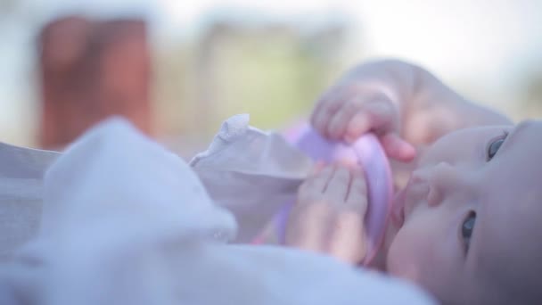 幼児赤ちゃんが笑うと再生 — ストック動画