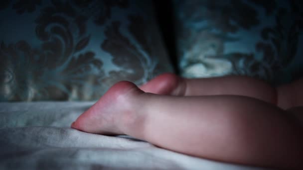 Baby ніжки є Стірен в його спати — стокове відео