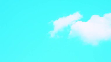 Beyaz güzel puf bulutlar mavi gökyüzü karşı