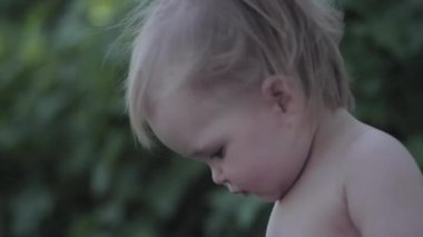 Bahçe yatağından soğan yiyen çocuk