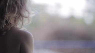 Kinky bebeğim Out sokağa bakıyor