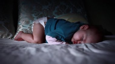 Bir yaş bebek kanepede uyuya