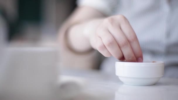 Main de femme et frites 