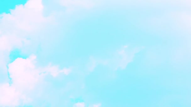 Nuages fumés de Cumulus flottant dans le ciel azur 