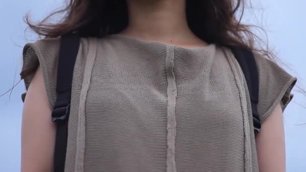 Fogalmi bevezető - szürke póló barna lány a hátizsák vállpántok — Stock videók