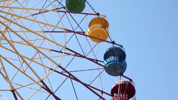 Roda de Ferris de carrossel girando no céu azul — Vídeo de Stock