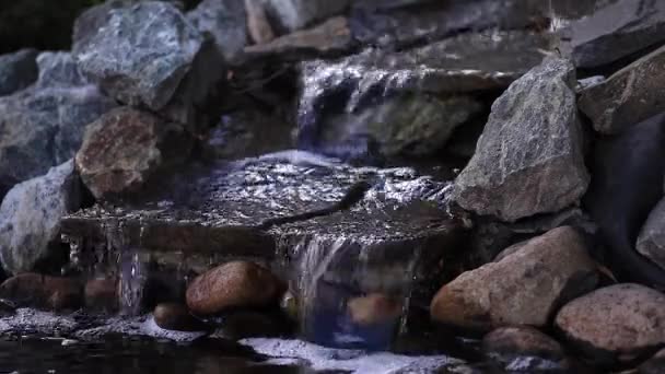 Petite cascade en pierre — Video