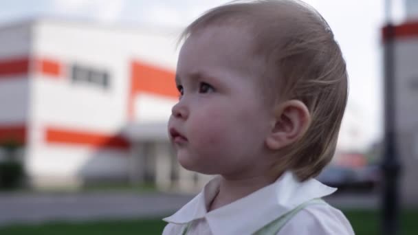 Mooie verdrietig kind Was verloren en op zoek naar moeder — Stockvideo