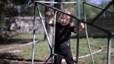 Aktif sağlıklı bebek kız parkta yapıları spor tırmanma