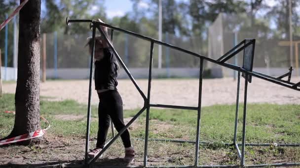Dziewczynka w czarny garnitur uciekła Budownictwo sportowe — Wideo stockowe