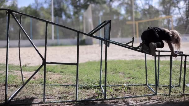 Joven atleta hace sus primeros ejercicios de fitness al aire libre — Vídeo de stock