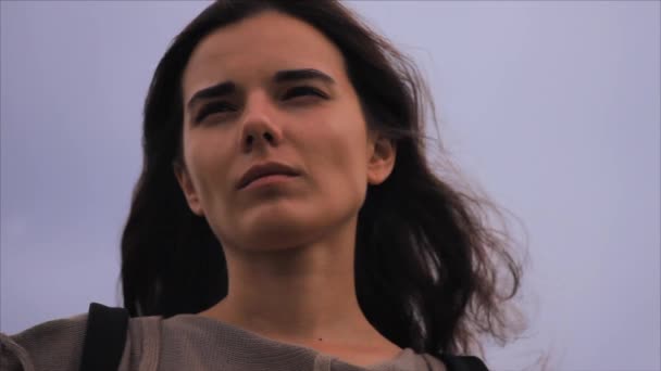 Cinemagraph Loop: Retrato de uma bela jovem morena com cabelo balançando no vento — Vídeo de Stock