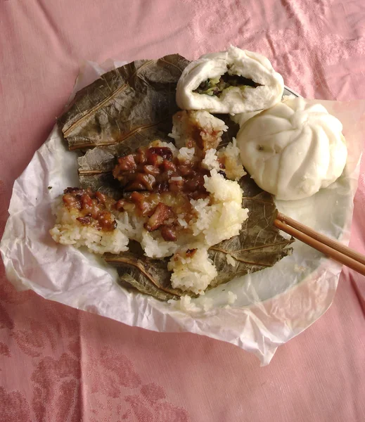 Arroz pegajoso en hoja de loto —  Fotos de Stock