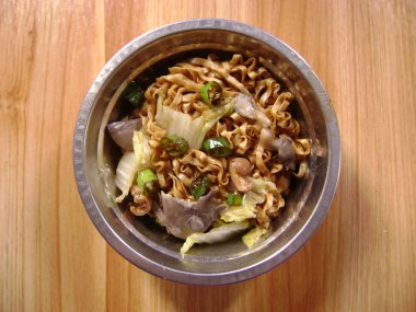 Fried Noodle mantar ve biber ile