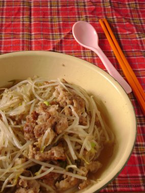 Kızarmış kıyılmış et Mung fasulye filizi