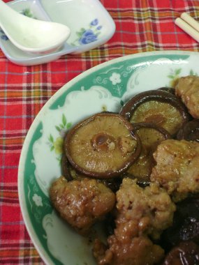 Siyah mantar kızarmış domuz eti topları