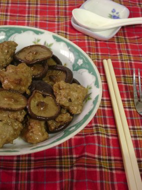 Kızarmış köfte ile shiitake mantar