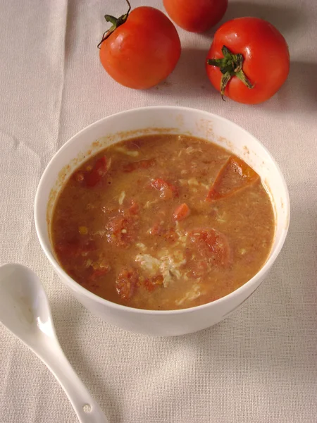 Sopa de tomate e ovos mexidos — Fotografia de Stock