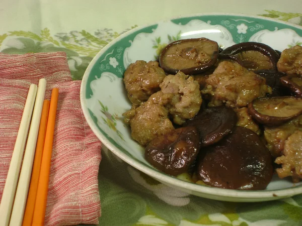 Cogumelos shiitake fritos com almôndegas — Fotografia de Stock