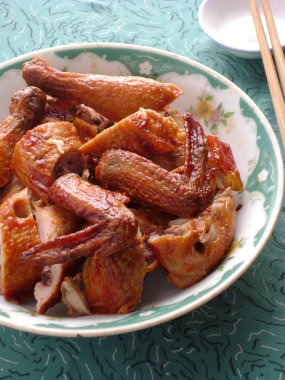 Fırında tavuk kanatlı