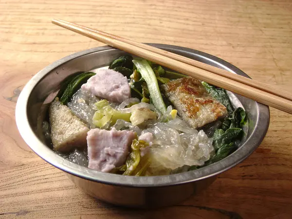 Noodles cooked with leftovers  ingredients — Stock Photo, Image