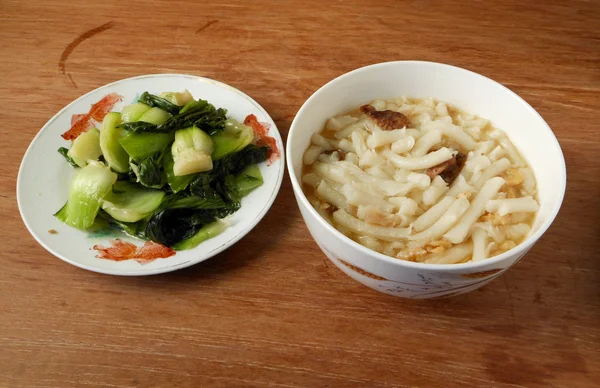 Chinesische lai fun nudeln und gebratene bok choy einfaches Mittagessen — Stockfoto