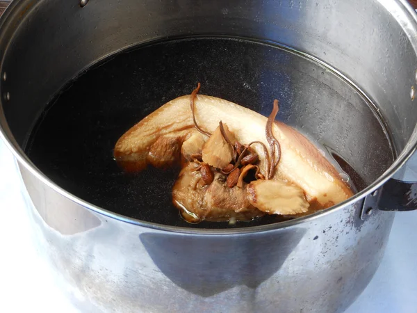 Cantonese long-simmered pork soup with wolfberries and Cordyceps — Stock Photo, Image