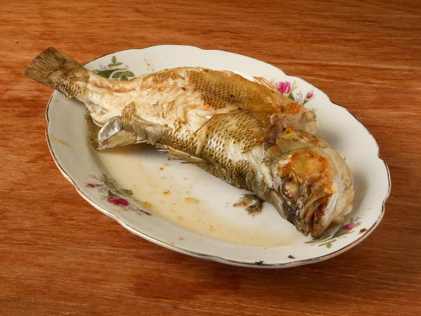Pesce persico pescato fritto in padella — Foto Stock