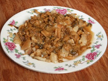 Domuz yağı ile Kuru turşusu Çin hardalı ihtiva eder.