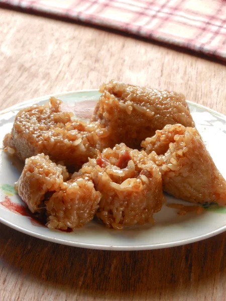 Unverpackte Zongzi mit Schweinefleisch und Mungbohnen — Stockfoto