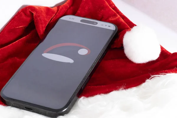 Gerçek Noel Baba şapkası ve cep telefonunda Noel Baba şapkası 25. 