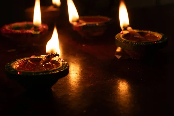 Karthigai 'nin portre görüntüsü. Derin, renkli bir gaz lambası. Gecenin parlak ışıkları.