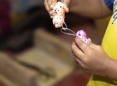 Çocuk kalp şeklindeki nesneyle oynuyor