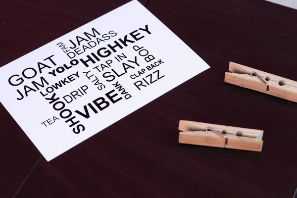 Z Geni parola kelimeleri rastgele kolaj şeklinde düzenlenmiştir.