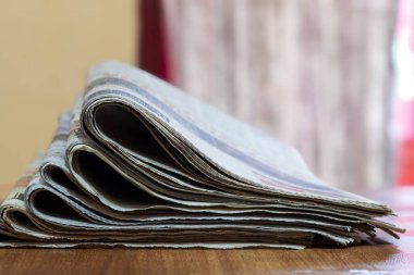 Bir yığın haber kağıdı.