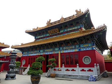 Pairi Daiza Hayvanat Bahçesi, Belçika - Temmuz 2023 - Muhteşem çeşitli hayvanlar (geyik, ayı, kurt, maymun, vs..).