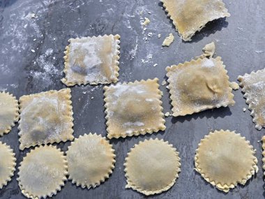 Domates ve istiridye mantarı ile çeşitli şekillerde (kare ve yuvarlak) ravioli hazırlamak. İtalyan mutfağı spesiyali..