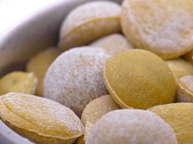 Domates ve istiridye mantarı ile çeşitli şekillerde (kare ve yuvarlak) ravioli hazırlamak. İtalyan mutfağı spesiyali..