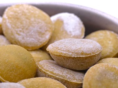 Domates ve istiridye mantarı ile çeşitli şekillerde (kare ve yuvarlak) ravioli hazırlamak. İtalyan mutfağı spesiyali..